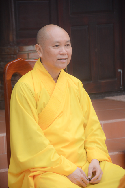Nearly a thousand Buddhists wishing Senior Ven Thich Chan Tinh a Happy New Year on the lunar Third Day at Huong Phap Pagoda