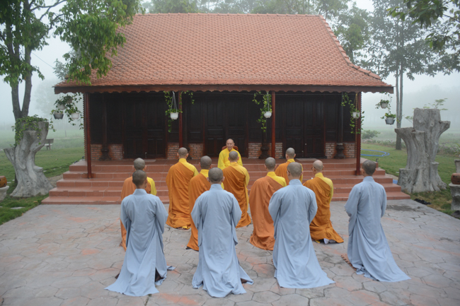 Nearly a thousand Buddhists wishing Senior Ven Thich Chan Tinh a Happy New Year on the lunar Third Day at Huong Phap Pagoda