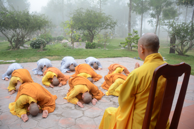 Nearly a thousand Buddhists wishing Senior Ven Thich Chan Tinh a Happy New Year on the lunar Third Day at Huong Phap Pagoda