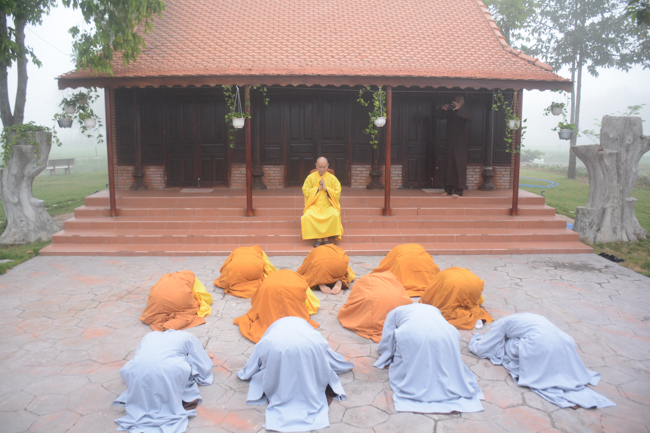Nearly a thousand Buddhists wishing Senior Ven Thich Chan Tinh a Happy New Year on the lunar Third Day at Huong Phap Pagoda