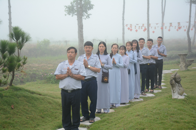 Nearly a thousand Buddhists wishing Senior Ven Thich Chan Tinh a Happy New Year on the lunar Third Day at Huong Phap Pagoda