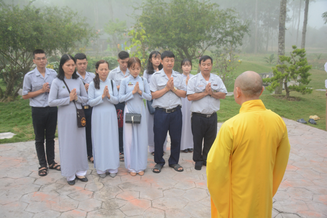 Nearly a thousand Buddhists wishing Senior Ven Thich Chan Tinh a Happy New Year on the lunar Third Day at Huong Phap Pagoda