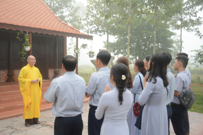 Nearly a thousand Buddhists wishing Senior Ven Thich Chan Tinh a Happy New Year on the lunar Third Day at Huong Phap Pagoda