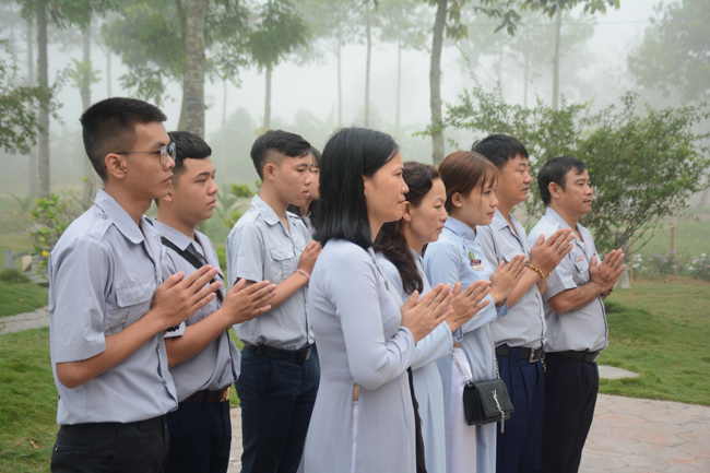 Nearly a thousand Buddhists wishing Senior Ven Thich Chan Tinh a Happy New Year on the lunar Third Day at Huong Phap Pagoda