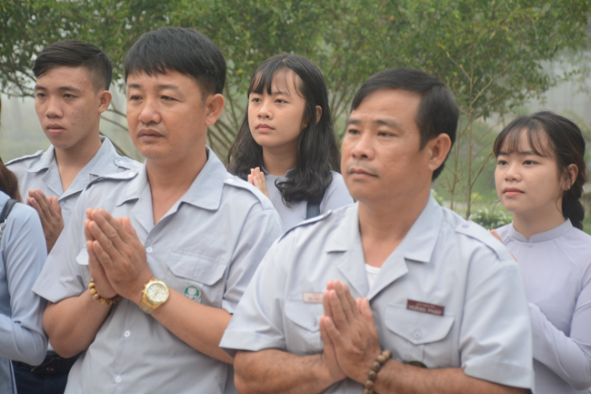 Nearly a thousand Buddhists wishing Senior Ven Thich Chan Tinh a Happy New Year on the lunar Third Day at Huong Phap Pagoda