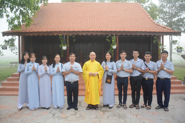 Nearly a thousand Buddhists wishing Senior Ven Thich Chan Tinh a Happy New Year on the lunar Third Day at Huong Phap Pagoda