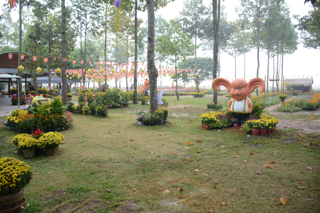 Nearly a thousand Buddhists wishing Senior Ven Thich Chan Tinh a Happy New Year on the lunar Third Day at Huong Phap Pagoda