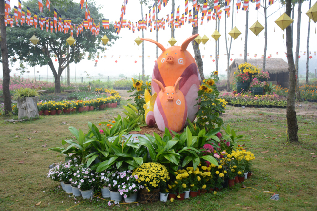 Nearly a thousand Buddhists wishing Senior Ven Thich Chan Tinh a Happy New Year on the lunar Third Day at Huong Phap Pagoda