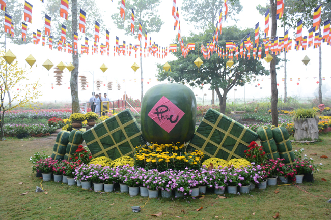 Nearly a thousand Buddhists wishing Senior Ven Thich Chan Tinh a Happy New Year on the lunar Third Day at Huong Phap Pagoda