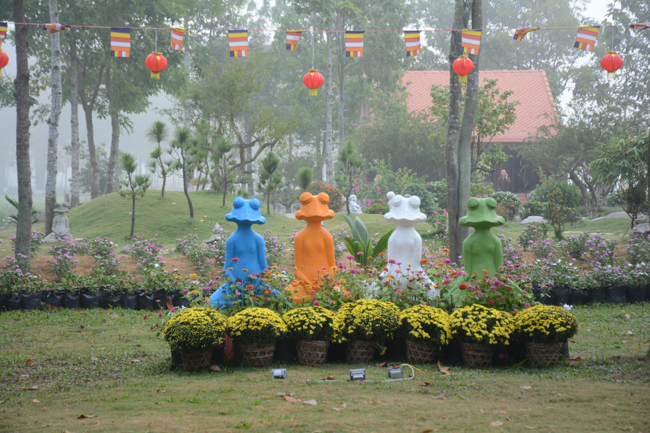 Nearly a thousand Buddhists wishing Senior Ven Thich Chan Tinh a Happy New Year on the lunar Third Day at Huong Phap Pagoda