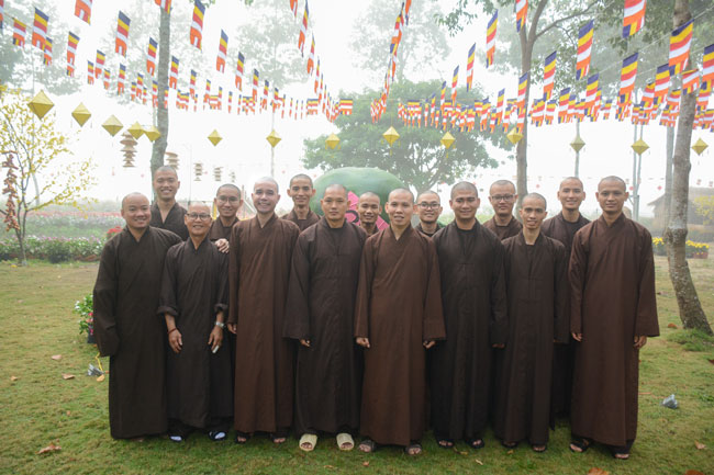 Nearly a thousand Buddhists wishing Senior Ven Thich Chan Tinh a Happy New Year on the lunar Third Day at Huong Phap Pagoda