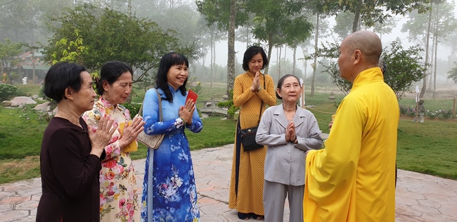 Nearly a thousand Buddhists wishing Senior Ven Thich Chan Tinh a Happy New Year on the lunar Third Day at Huong Phap Pagoda