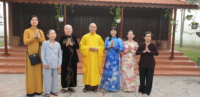 Nearly a thousand Buddhists wishing Senior Ven Thich Chan Tinh a Happy New Year on the lunar Third Day at Huong Phap Pagoda