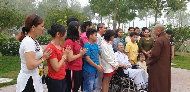 Nearly a thousand Buddhists wishing Senior Ven Thich Chan Tinh a Happy New Year on the lunar Third Day at Huong Phap Pagoda