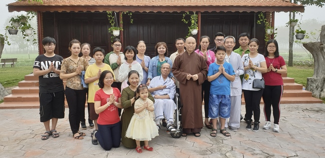 Nearly a thousand Buddhists wishing Senior Ven Thich Chan Tinh a Happy New Year on the lunar Third Day at Huong Phap Pagoda