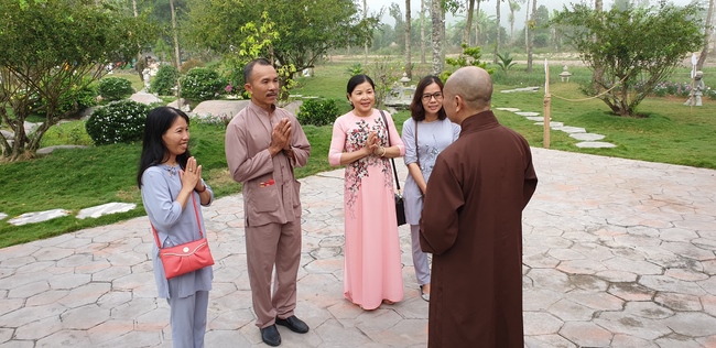 Nearly a thousand Buddhists wishing Senior Ven Thich Chan Tinh a Happy New Year on the lunar Third Day at Huong Phap Pagoda