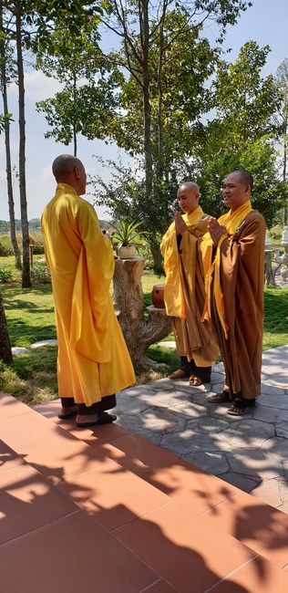Nearly a thousand Buddhists wishing Senior Ven Thich Chan Tinh a Happy New Year on the lunar Third Day at Huong Phap Pagoda