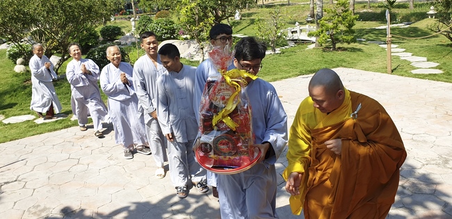 Nearly a thousand Buddhists wishing Senior Ven Thich Chan Tinh a Happy New Year on the lunar Third Day at Huong Phap Pagoda