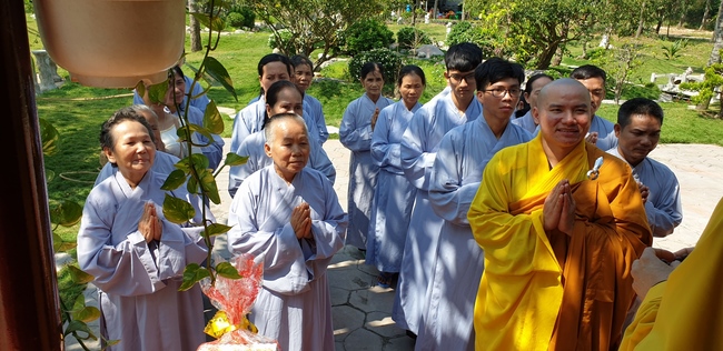 Nearly a thousand Buddhists wishing Senior Ven Thich Chan Tinh a Happy New Year on the lunar Third Day at Huong Phap Pagoda