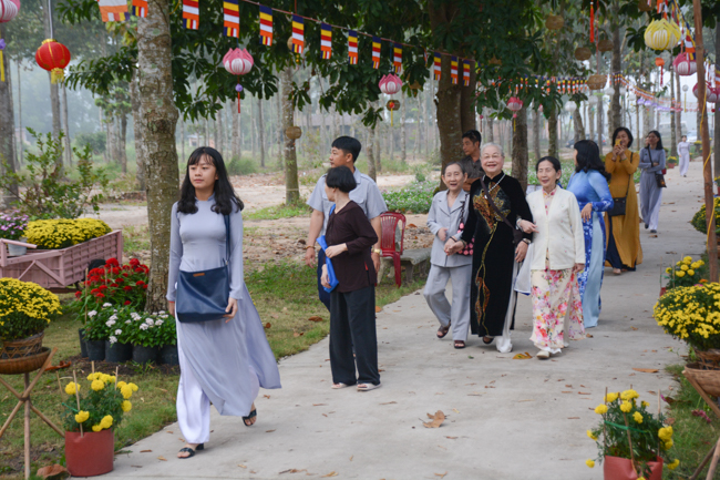 Nearly a thousand Buddhists wishing Senior Ven Thich Chan Tinh a Happy New Year on the lunar Third Day at Huong Phap Pagoda
