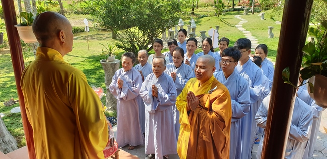 Nearly a thousand Buddhists wishing Senior Ven Thich Chan Tinh a Happy New Year on the lunar Third Day at Huong Phap Pagoda