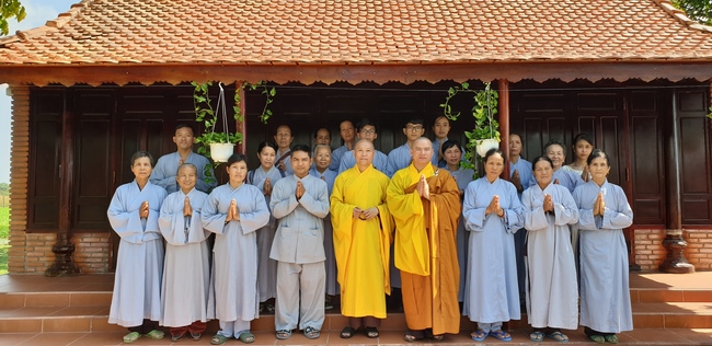 Nearly a thousand Buddhists wishing Senior Ven Thich Chan Tinh a Happy New Year on the lunar Third Day at Huong Phap Pagoda