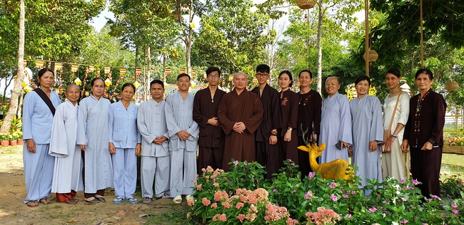 Nearly a thousand Buddhists wishing Senior Ven Thich Chan Tinh a Happy New Year on the lunar Third Day at Huong Phap Pagoda
