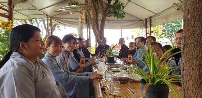Nearly a thousand Buddhists wishing Senior Ven Thich Chan Tinh a Happy New Year on the lunar Third Day at Huong Phap Pagoda