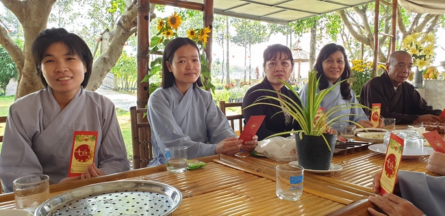 Nearly a thousand Buddhists wishing Senior Ven Thich Chan Tinh a Happy New Year on the lunar Third Day at Huong Phap Pagoda