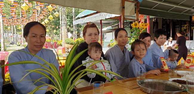 Nearly a thousand Buddhists wishing Senior Ven Thich Chan Tinh a Happy New Year on the lunar Third Day at Huong Phap Pagoda