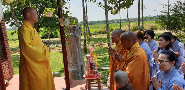 Nearly a thousand Buddhists wishing Senior Ven Thich Chan Tinh a Happy New Year on the lunar Third Day at Huong Phap Pagoda