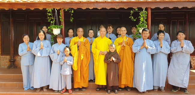 Nearly a thousand Buddhists wishing Senior Ven Thich Chan Tinh a Happy New Year on the lunar Third Day at Huong Phap Pagoda