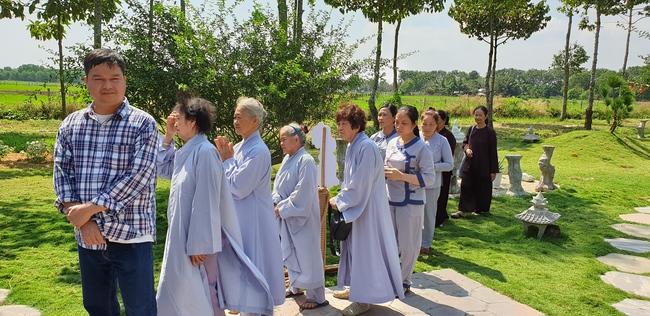 Nearly a thousand Buddhists wishing Senior Ven Thich Chan Tinh a Happy New Year on the lunar Third Day at Huong Phap Pagoda