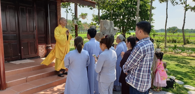 Nearly a thousand Buddhists wishing Senior Ven Thich Chan Tinh a Happy New Year on the lunar Third Day at Huong Phap Pagoda