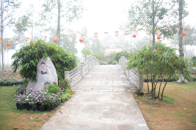 Nearly a thousand Buddhists wishing Senior Ven Thich Chan Tinh a Happy New Year on the lunar Third Day at Huong Phap Pagoda