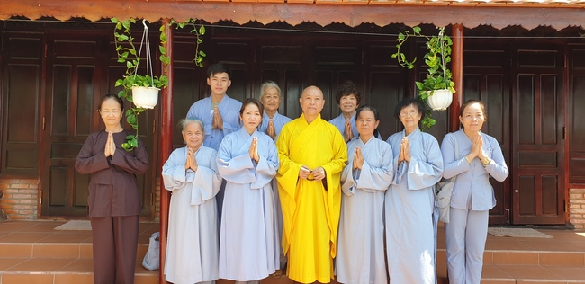 Nearly a thousand Buddhists wishing Senior Ven Thich Chan Tinh a Happy New Year on the lunar Third Day at Huong Phap Pagoda
