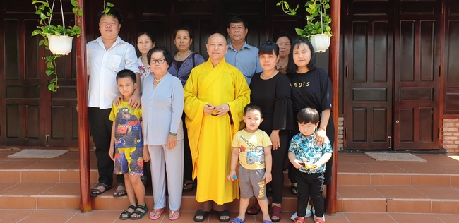 Nearly a thousand Buddhists wishing Senior Ven Thich Chan Tinh a Happy New Year on the lunar Third Day at Huong Phap Pagoda