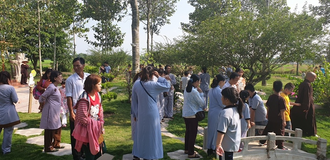 Nearly a thousand Buddhists wishing Senior Ven Thich Chan Tinh a Happy New Year on the lunar Third Day at Huong Phap Pagoda