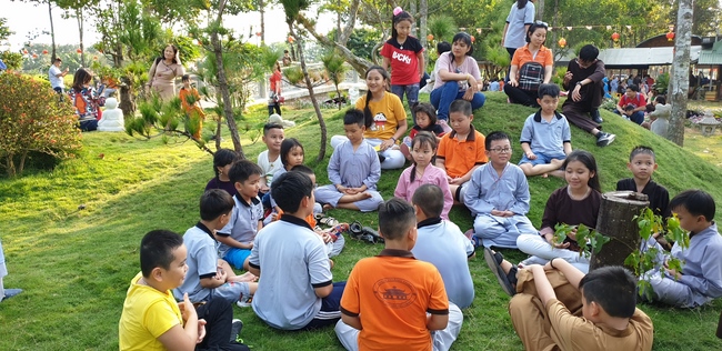 Nearly a thousand Buddhists wishing Senior Ven Thich Chan Tinh a Happy New Year on the lunar Third Day at Huong Phap Pagoda