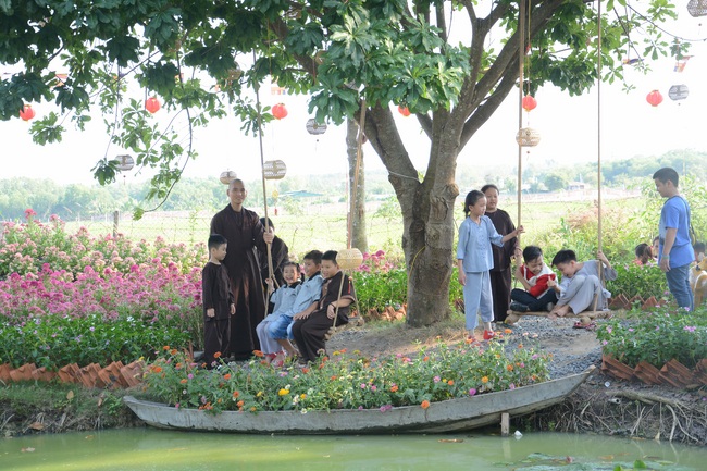 Nearly a thousand Buddhists wishing Senior Ven Thich Chan Tinh a Happy New Year on the lunar Third Day at Huong Phap Pagoda