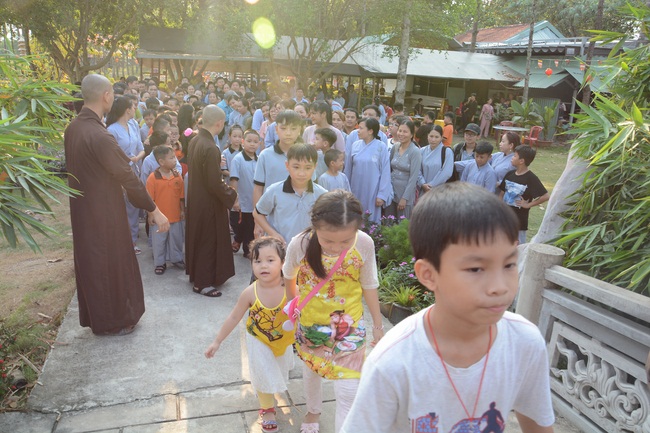 Nearly a thousand Buddhists wishing Senior Ven Thich Chan Tinh a Happy New Year on the lunar Third Day at Huong Phap Pagoda