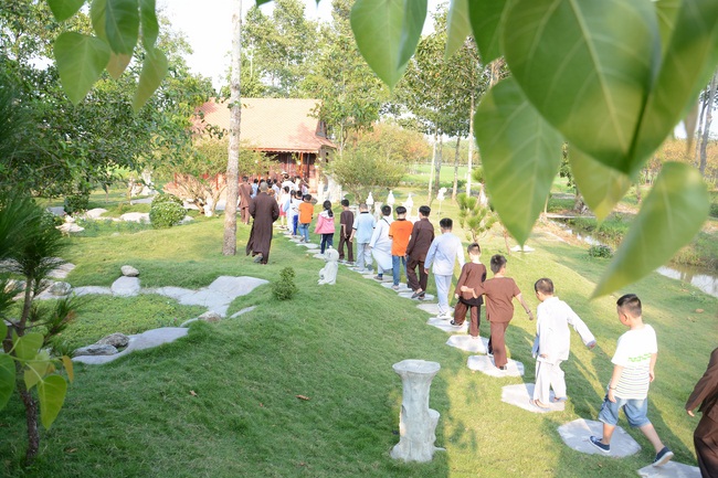 Nearly a thousand Buddhists wishing Senior Ven Thich Chan Tinh a Happy New Year on the lunar Third Day at Huong Phap Pagoda