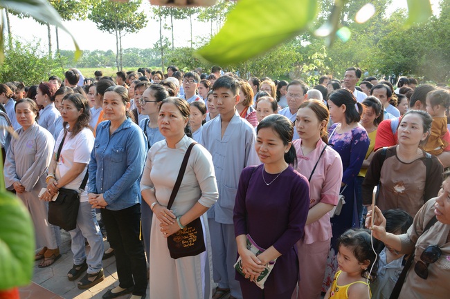 Nearly a thousand Buddhists wishing Senior Ven Thich Chan Tinh a Happy New Year on the lunar Third Day at Huong Phap Pagoda