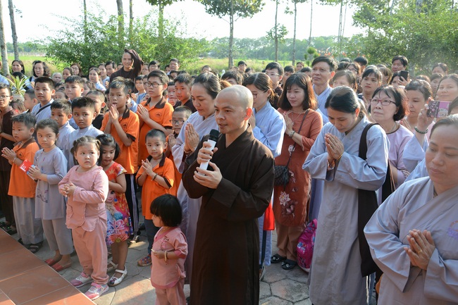 Nearly a thousand Buddhists wishing Senior Ven Thich Chan Tinh a Happy New Year on the lunar Third Day at Huong Phap Pagoda