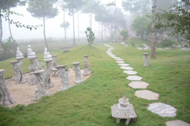 Nearly a thousand Buddhists wishing Senior Ven Thich Chan Tinh a Happy New Year on the lunar Third Day at Huong Phap Pagoda