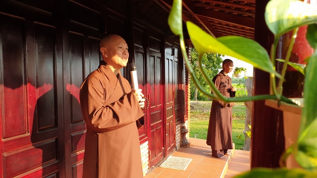 Nearly a thousand Buddhists wishing Senior Ven Thich Chan Tinh a Happy New Year on the lunar Third Day at Huong Phap Pagoda