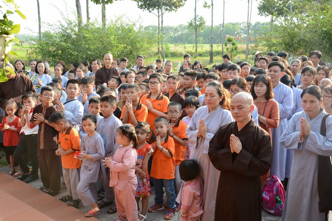 Nearly a thousand Buddhists wishing Senior Ven Thich Chan Tinh a Happy New Year on the lunar Third Day at Huong Phap Pagoda