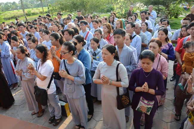 Nearly a thousand Buddhists wishing Senior Ven Thich Chan Tinh a Happy New Year on the lunar Third Day at Huong Phap Pagoda