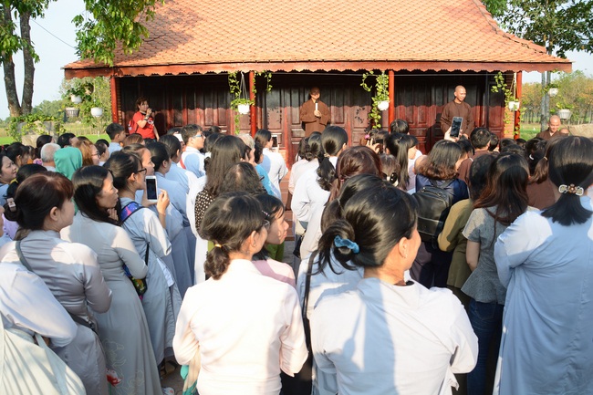 Nearly a thousand Buddhists wishing Senior Ven Thich Chan Tinh a Happy New Year on the lunar Third Day at Huong Phap Pagoda