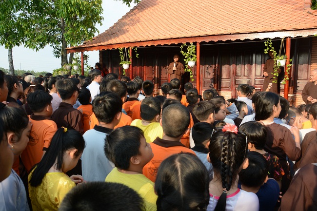 Nearly a thousand Buddhists wishing Senior Ven Thich Chan Tinh a Happy New Year on the lunar Third Day at Huong Phap Pagoda